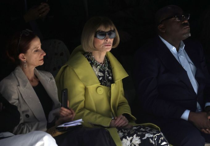 Ob in Mailand, Paris oder New York: Anna Wintour ist regelmässiger Gast auf den Fashion Shows bekannter Designer. anna wintour vogue