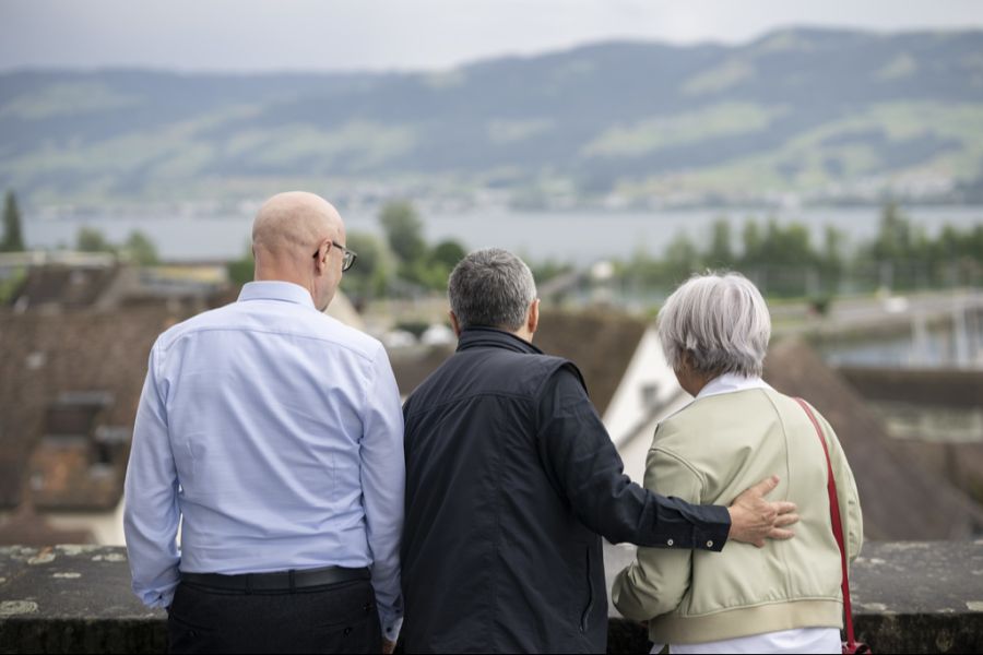 Bundeskanzler Viktor Rossi und die Bundesräte Ignazio Cassis und Elisabeth Baume-Schneider, von links, schauen ins Land auf der Bundesratsreise 2025, auf dem Schloss in Rapperswil-Jona SG.