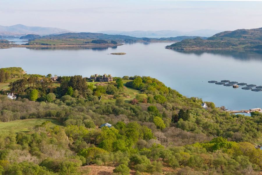 Kauft man die Insel, gibt es das verlassene Schloss dazu.