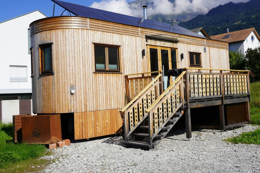Solarstrom ermöglicht eine nachhaltige Teilversorgung des Strombedarfs und stärkt die energetische Unabhängigkeit eines Tiny Houses.