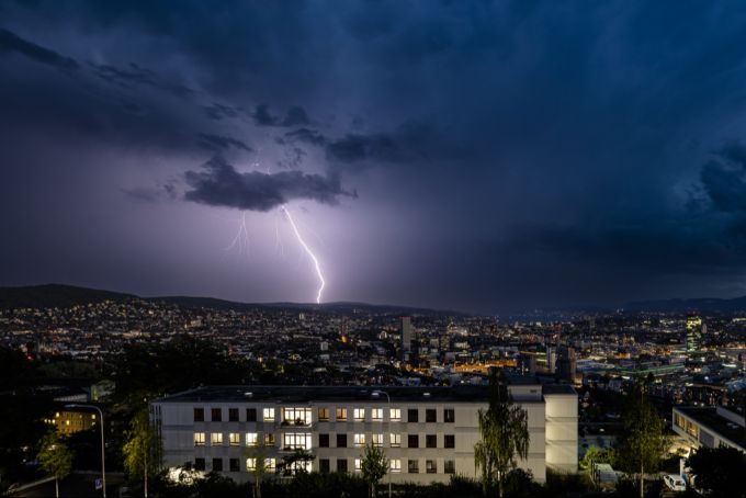 Heute gibt es Gewitter mit Starkregen, heftigen Böen und Hagel. wetter