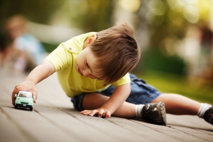 Kleine Spielzeuge sind häufig eine echte Motivationshilfe beim Töpfchentraining. Kind mit Spielzeugauto