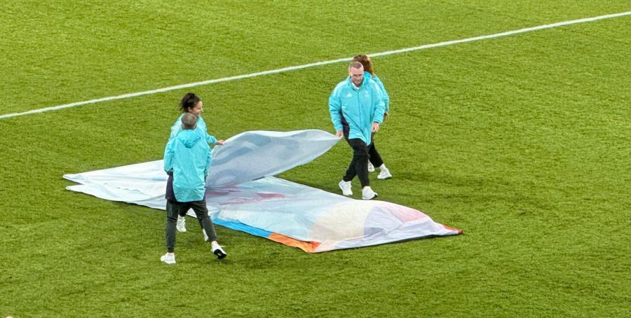Reto Weber (r) beim Abbau des UEFA-Banners am Sonntagabend im Wankdorf.