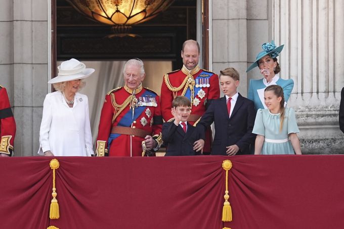 Prinz Louis winkt der Menge zu – Bruder George stoppt ihn. Prinz Louis