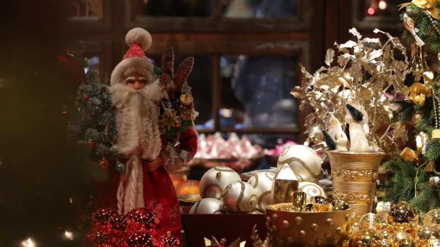 In einigen Coop-Filialen werden Weihnachts-Artikel angeboten – mitten im Sommer. (Symbolbild)