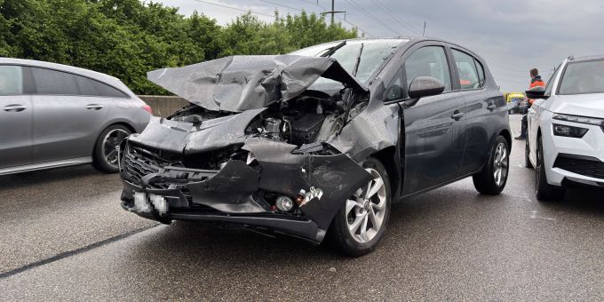 Wil SG: Auffahrkollision zwischen drei Autos auf der A15. Wil SG