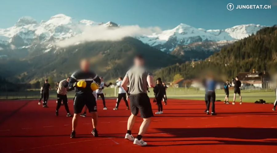 Die «Junge Tat» führte ein Aktionswochenende in Lenk BE durch und nutzte das Schulareal.