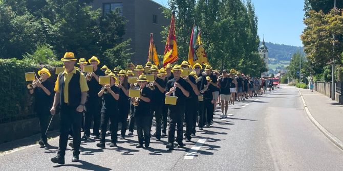 Band Dorfstrasse Umzug Menschen