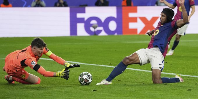 Goalie Gregor Kobel vom BVB ist vor Barças Jules Koundé am Ball. Gregor Kobel BVB
