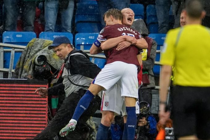 Auch Superstar Erling Haaland hat Grund zum Jubeln: Hier lässt er sich von Teamkollege Martin Ødegaard nach seinem 3:0 drücken. WM-Qualifikation Italien Norwegen
