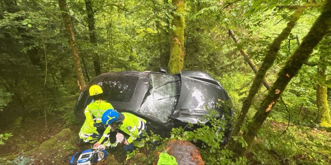 In Himmelried ist ein Auto bei einem Unfall eine Böschung hinabgerutscht. Unfall in Himmelried