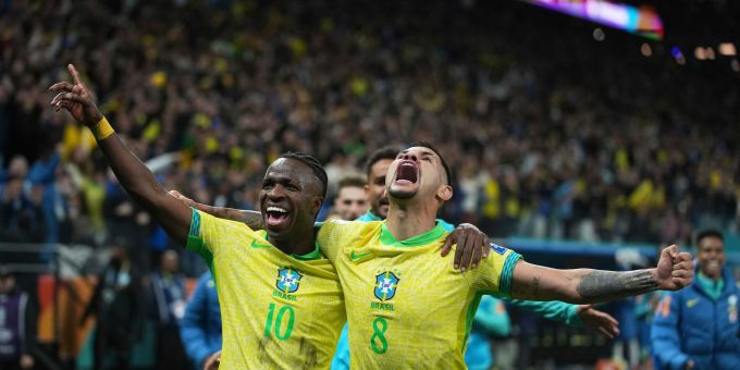 Vinicus Junior (links) trifft am Geburi von Trainer Carlo Ancelotti für Brasilien. Brasilien Carlo Ancelotti