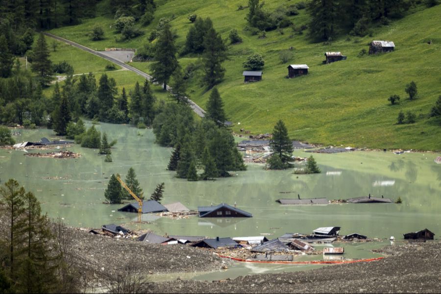 Aus Tanks der unter Wasser stehenden Häuser könnte Heizöl austreten.