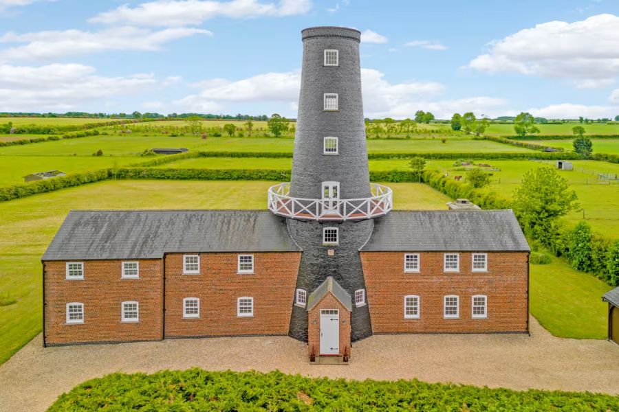 Unweit von Scopwick in Lincolnshire wurde eine rund 200 Jahre alte Windmühle liebevoll in ein einzigartiges Wohnhaus transformiert.