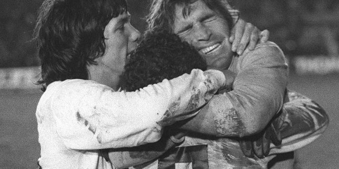 Hugo Gatti (r) feiert 1977 den Sieg im Elfmeterschiessen in der Copa Libertadores. hugo gatti