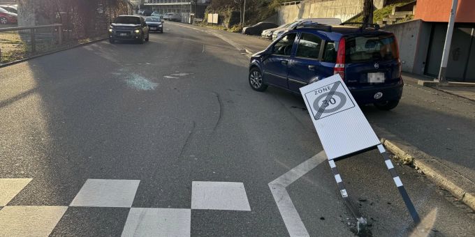 Autofahrer prallt in St. Gallen in Signaltafe. In Signaltafel geprallt.