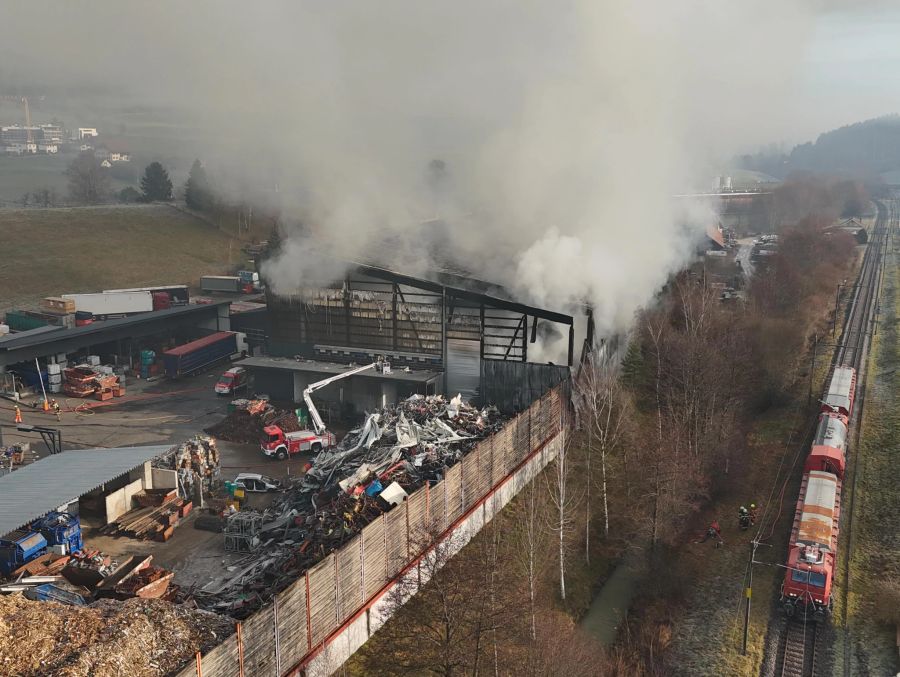 Auch ein Löschzug der SBB steht im Einsatz.