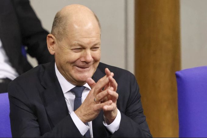 Bundeskanzler Olaf Scholz reagiert nach verlorener Vertrauensfrage im Bundestag, am 16. Dezember 2024 in Berlin. Olaf Scholz Vertrauensfrage