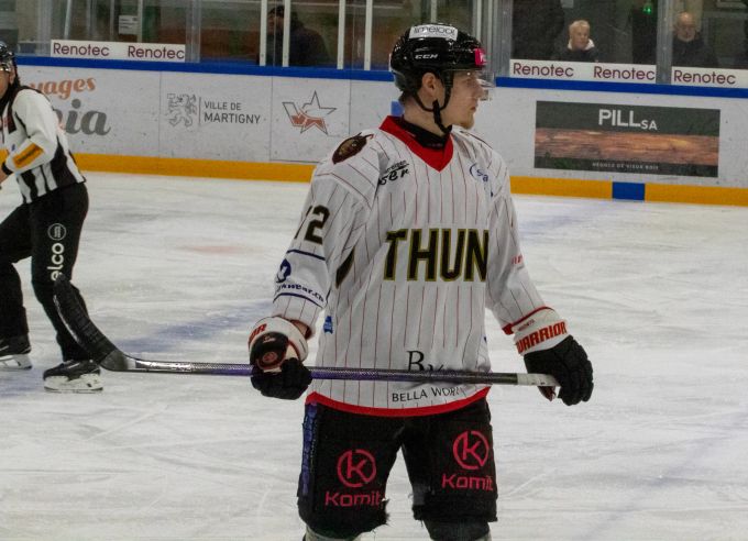 Jeremy Minder trifft zum Ausgleich für den EHC Thun. EHC Thun Minder
