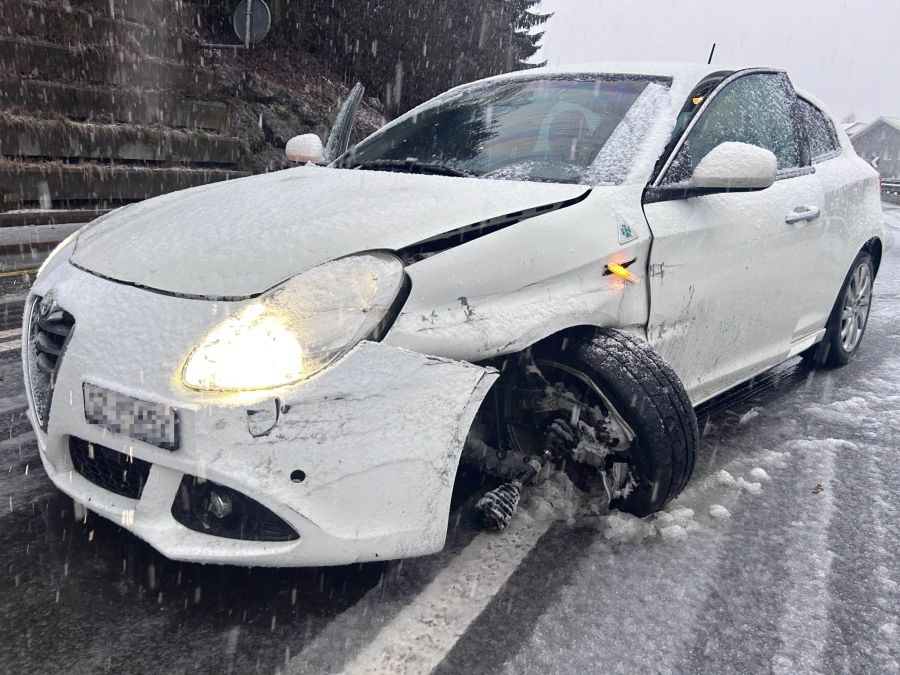 Unfall bei winterlichen Strassenverhältnissen in Schindellegi.