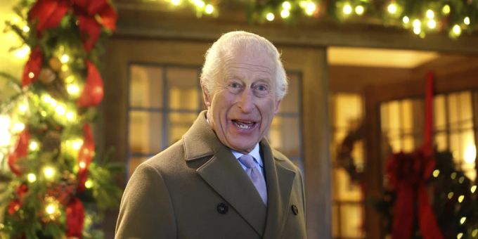 King Charles im Highgrove House. Dort hat der Monarch ein Foto von Harry und Meghan aufgestellt, King Charles