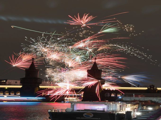 Ein buntes Feuerwerk gab es in Berlin. Jedoch kam es auch zu Unfällen in ganz Deutschland. tote silvester