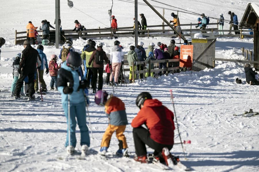 Reger Betrieb auch beim Skilift Schindelberg im Emmental BE. Linden liegt nur auf 916 Meter über Meer.