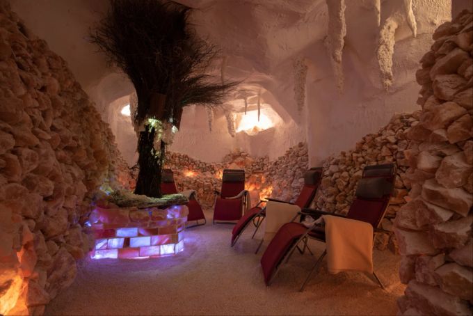 Mystisch: die Salzgrotte von Bad Rothenfelde. Stühle Grotte Salz Licht