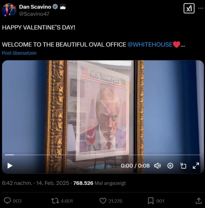 Dan Scavino zeigt den Mugshot von Donald Trump vor dem Oval Office. trump mugshot oval office