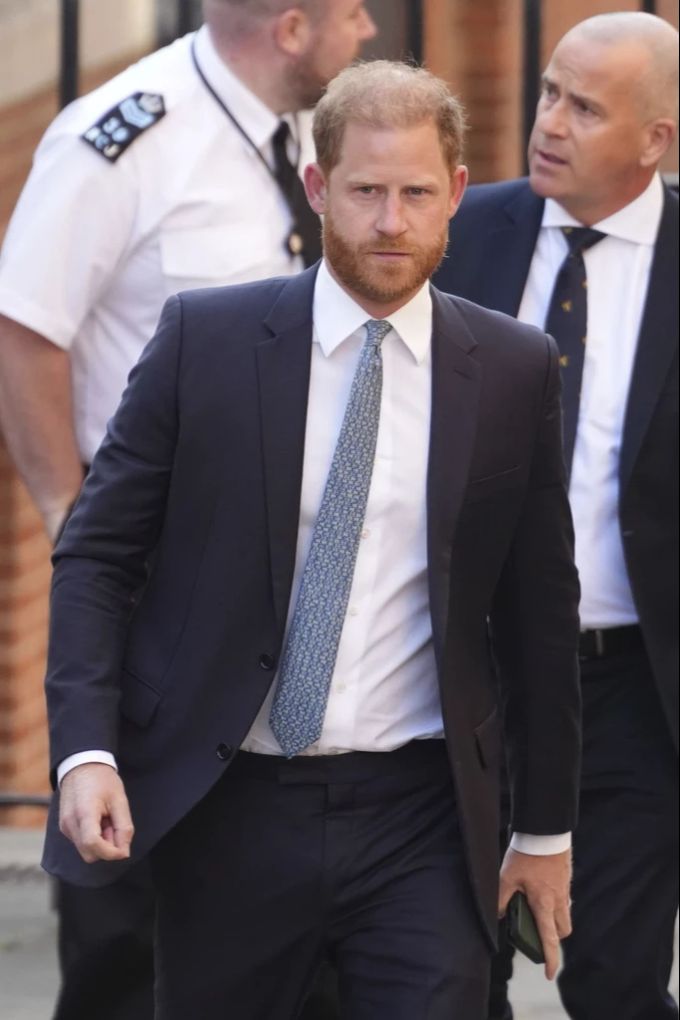 Ein Fan von Prinz Harry störte die Gerichtsverhandlung in London. Prinz Harry