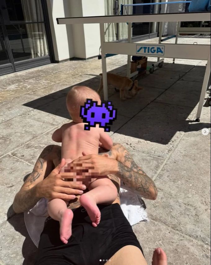 Justin Bieber postete seinen Sohn Jack füdliblutt. Nau.ch hat ihn gepixelt. justin bieber