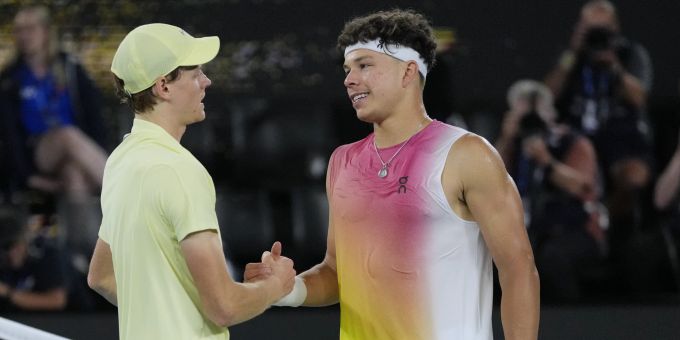 Jannik Sinner (links) bezwingt Ben Shelton und steht im Final der Australian Open. Australian Open