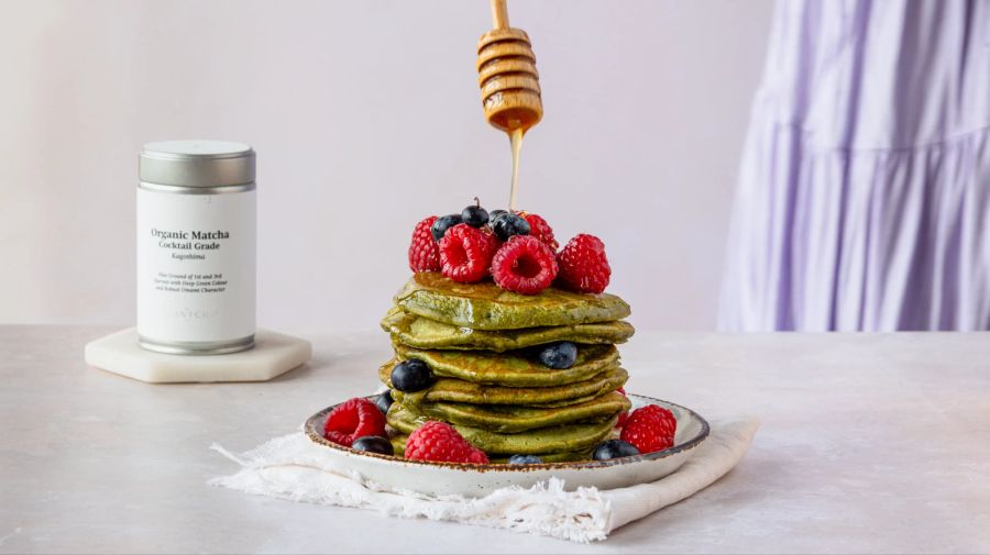 Pancakes Honig Früchte Matcha