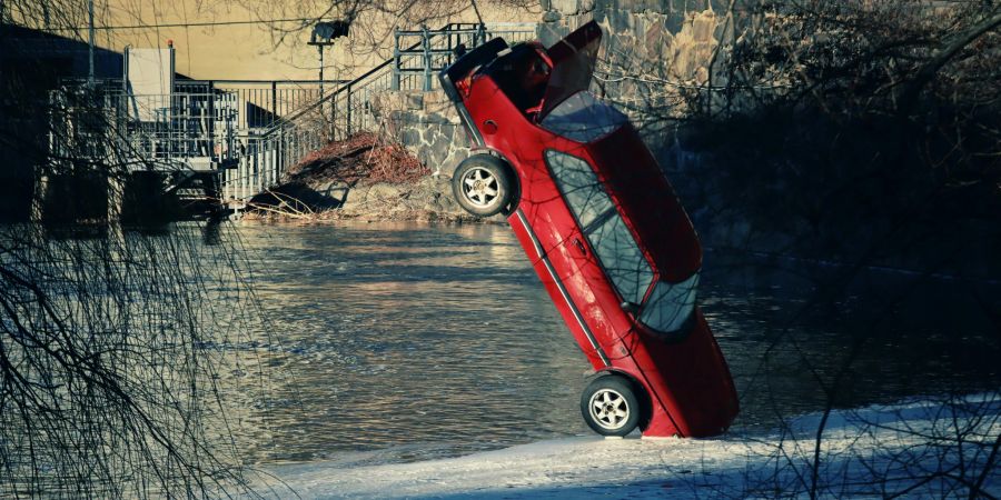 Auto stürzt in den See