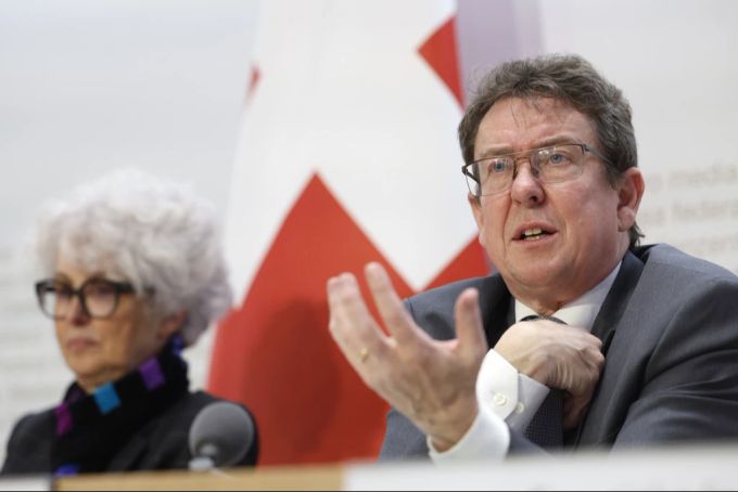 Bundesrat Albert Rösti spricht neben Katrin Schneeberger, Direktorin des Bundesamts für Umwelt, während einer Medienkonferenz zur Umweltverantwortungsinitiative, am 9. Januar 2025 in Bern. Umweltverantwortungsinitiative Albert Rösti