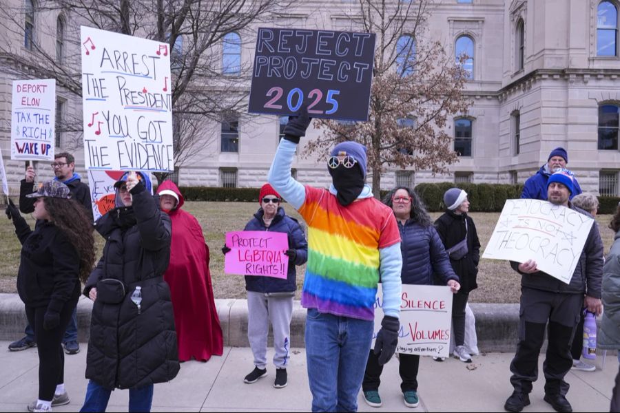 Demonstrant Max Roberts hält ein Schild mit «Reject Project 2025» während einer Protestkundgebung in Indianapolis, am 5. Februar 2025.