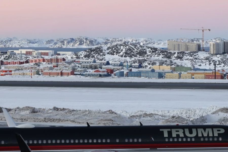 Dabei wollen die Grönländer weder zu Dänemark noch den USA gehören.