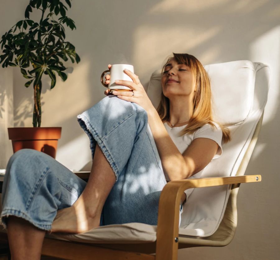 Entspanne, lächelnde Frau mit Teetasse