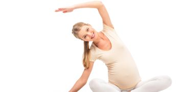 schwangere frau macht yoga