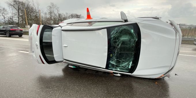 A1 bei Deitingen SO - Auto kippt nach Auffahrkollision auf die Seite
