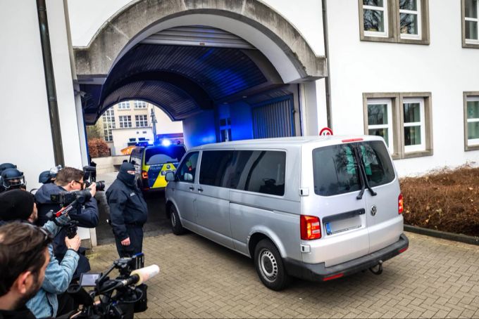 Ex-RAF-Terroroistin Daniela Klette wurde für ihren Prozess ans Oberlandesgericht in Celle gebracht. daniela klette Prozess