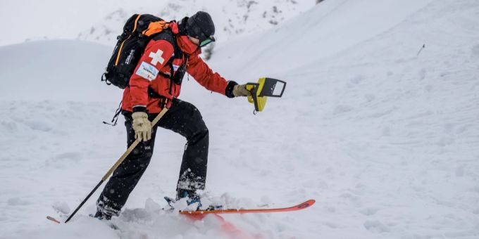 Am Sonntag sind drei Skitourengänger bei Hinterrhein GR von einer Lawine erfasst worden (Symbolbild). Lawine Skitourengruppe