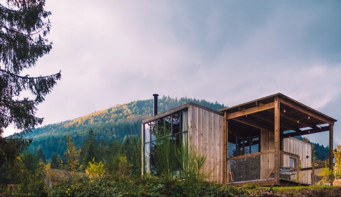 Im Nutchel Forest Village wird in «Baumhäusern» mit grossen Panoramafenstern übernachtet. Nutchel Cabins Elsass