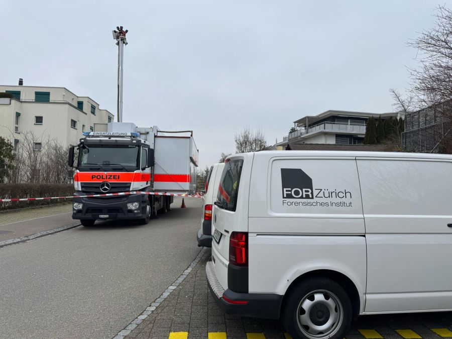 Die Polizei sowie das Forensische Institut Zürich sind vor Ort.