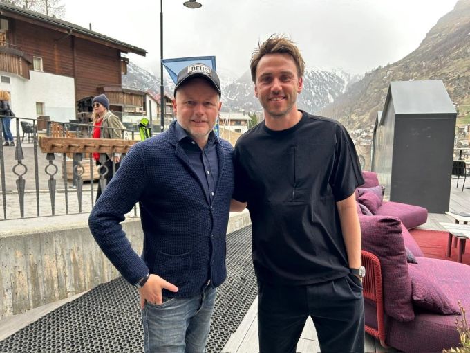 Spontaner Smalltalk an der Bar: Micha Zbinden (Publizistischer Leiter von Nau.ch) mit Clueso in Zermatt. Clueso