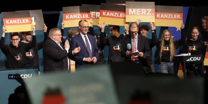 Eine Politikerin der Jungen Union sagt, dass sie nach der umstrittenen Abstimmung zur Migrationspolitik von Gegnern angespuckt wurde. (Symbolbild) Merz migration Kritik