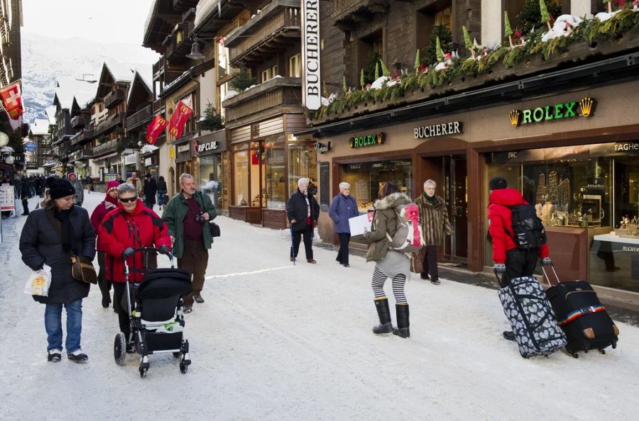 Wem ein Taxi in Zermatt zu teuer ist, bleibt oft nur der Fussweg – auch mit Gepäck. (Archivbild)