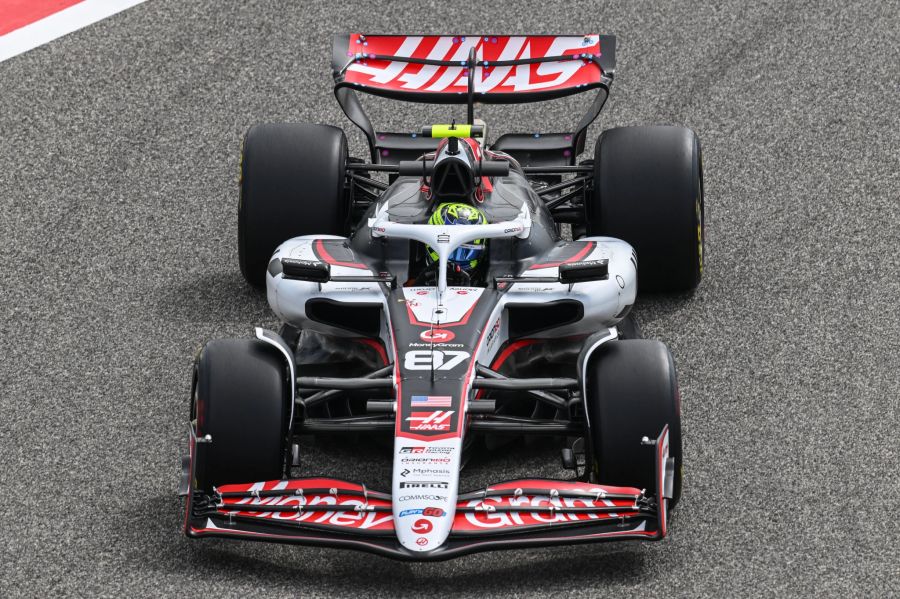 Oliver Bearman (Haas F1) am Steuer des VF-25 beim Vorsaison-Test der Formel 1 in Bahrain.