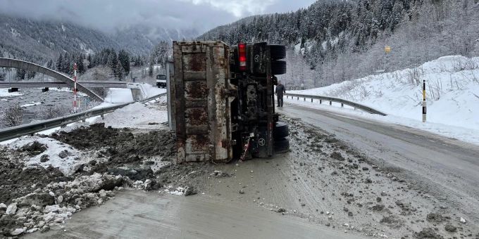 Lastwagen kippt auf Engadinerstrasse in Strada. Lastwagen kippt.
