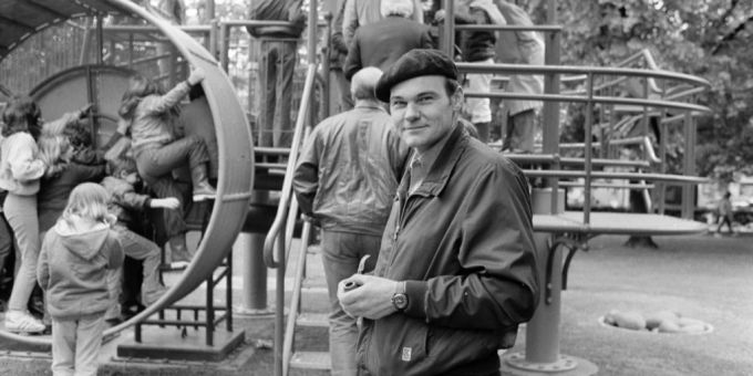 Der Künstler Yvan Pestalozzi vor seinem auf der Fritschiwiese aufgestellten Kunstwerk «Stromer», das zugleich Spielgerät und Stromerzeuger ist, aufgenommen am 28. Mai 1983. Yvan Pestalozzi